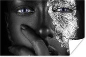 Donkere vrouw met blauwe ogen en zilveren accenten 30x20 cm - klein - Foto print op Poster (wanddecoratie woonkamer / slaapkamer)