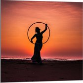 Dibond - Silhouet van Vrouw met Hoepel op het Strand - 80x80cm Foto op Aluminium (Met Ophangsysteem)