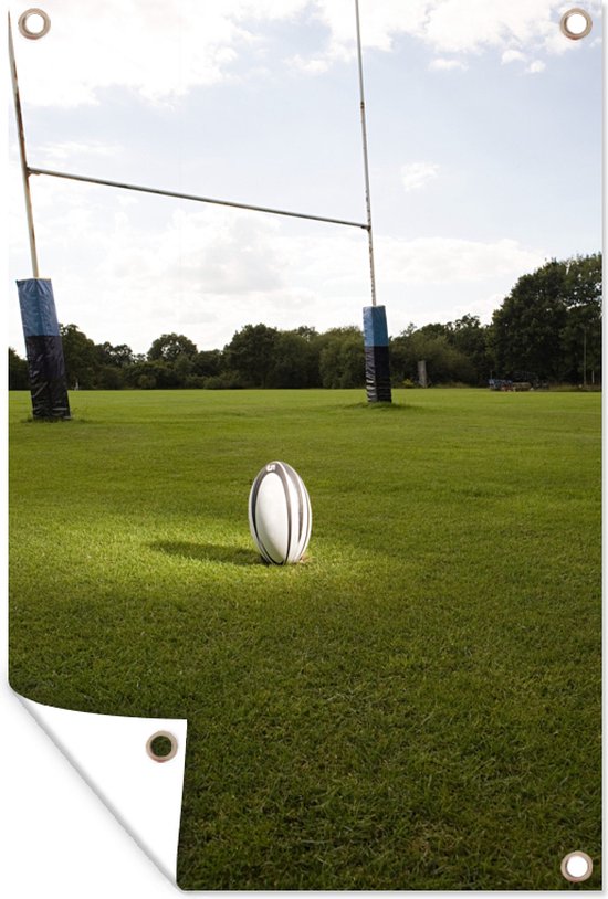 Foto: Muurdecoratie een verlichte rugbybal op een grasveld 120x180 cm tuinposter tuindoek buitenposter