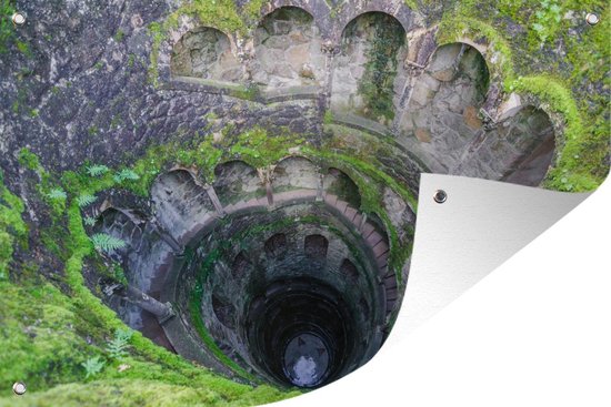 Tuinposter De ondergrondse toren in Quinta da Regaleira in Portugal - 70x40 cm - Wanddecoratie Buiten - Tuinposter - Tuindoek - Schuttingposter - Tuinschilderij