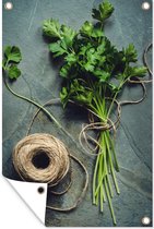 Tuinposters buiten Een bosje peterselie op een groen leisteen oppervlak - 60x90 cm - Tuindoek - Buitenposter