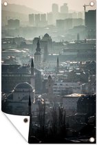 Tuindecoratie Mist boven Sarajevo hoofdstad van Bosnië en Herzegovina - 40x60 cm - Tuinposter - Tuindoek - Buitenposter