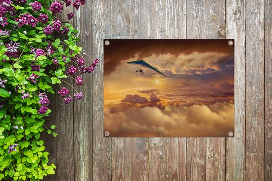 Affiche de jardin - Une femme en parapente parmi les nuages oranges - 40x30 cm