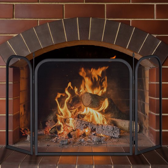 Driepanel haardscherm voor een open haard met brandend vuur.