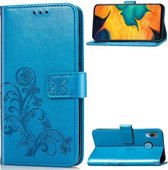 Voor Samsung Galaxy A20 / A30 vierbladige sluiting reliëf gesp mobiele telefoon bescherming lederen tas met lanyard & kaartsleuf & portemonnee & beugel functie (blauw)