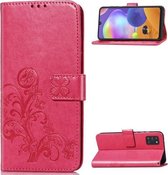 Voor Galaxy A31 vierbladige gesp reliëf gesp mobiele telefoon bescherming lederen tas met lanyard & kaartsleuf & portemonnee & beugel functie (magenta)