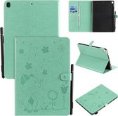 Voor iPad 10.2 / Air (2019) / Pro 10.5 Cat Bee Embossing Pattern Horizontale Flip lederen hoes met houder & kaartsleuven & portemonnee & Pennensleuf & Wek- / slaapfunctie (groen)