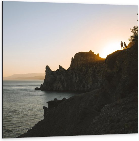 Dibond - Cliff aan het Water - 100x100cm Foto op Aluminium (Wanddecoratie van metaal)