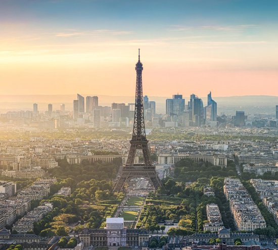 De Eiffeltoren voor La Defense skyline van Parijs - Fotobehang (in banen) -  250 x 260 cm | bol.com