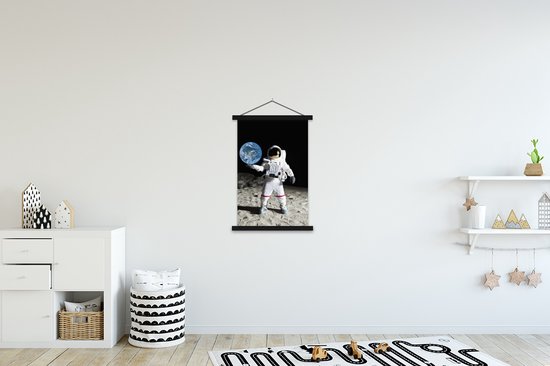 Astronaute dans l'espace tient l'affiche de l'école de la Terre à lattes plates noir 60x90 cm - Tirage photo sur affiche textielposter (décoration murale salon / chambre)