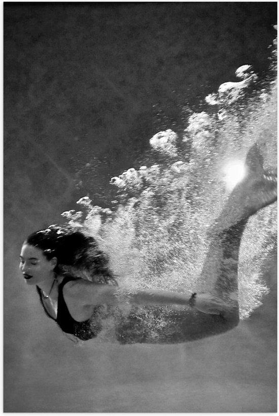 Poster – Vrouw door het Water (zwart/wit) - 40x60cm Foto op Posterpapier