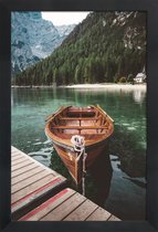 JUNIQE - Poster met houten lijst Boot op meer in Dolomieten -13x18
