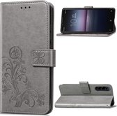 Sony Xperia 1 II Hoesje - Mobigear - Clover Serie - Kunstlederen Bookcase - Grijs - Hoesje Geschikt Voor Sony Xperia 1 II