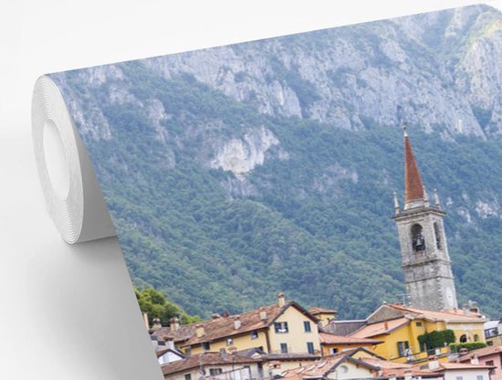 Papier peint Papier peint photo en vinyle - Le village de Varenna situé au bord de l'eau du lac de Côme largeur 360 cm x hauteur 240 cm - Tirage photo sur papier peint (disponible en 7 tailles)