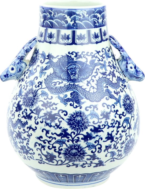Blauw-witte porseleinen vaas met handgeschilderd drakenmotief en twee decoratieve handvatten in dierenvorm.