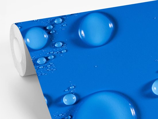 Gouttes sur un fond d' fotobehang bleu vif