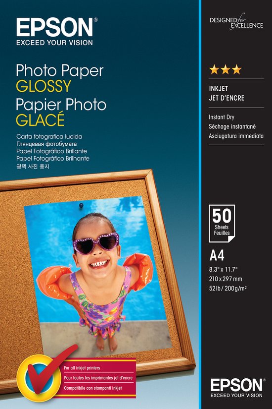 Papier photo glacé Epson, A4, 50 feuilles, avec une photo d'une petite fille souriante portant des lunettes de soleil.