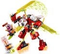 LEGO Ninjago Kai's Mech Jet in robotmodus met felgele zwaarden en Richie op zijn hoverboard.