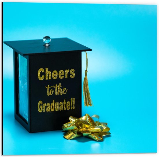 Dibond - 'Cheers to the Graduate!!' Doosje - 50x50cm Foto op Aluminium (Met Ophangsysteem)