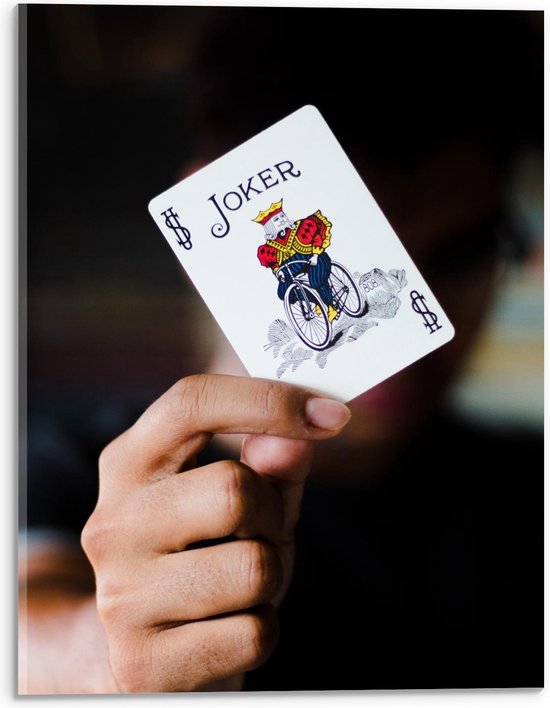 Acrylglas - Joker Kaart in Handen - 30x40cm Foto op Acrylglas (Wanddecoratie op Acrylglas)