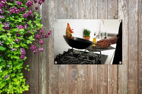 Homme cuisine avec un wok affiche de jardin 60x40 cm - petit - Tissu de jardin / Toile d'extérieur / Peintures pour l'extérieur (décoration de jardin)