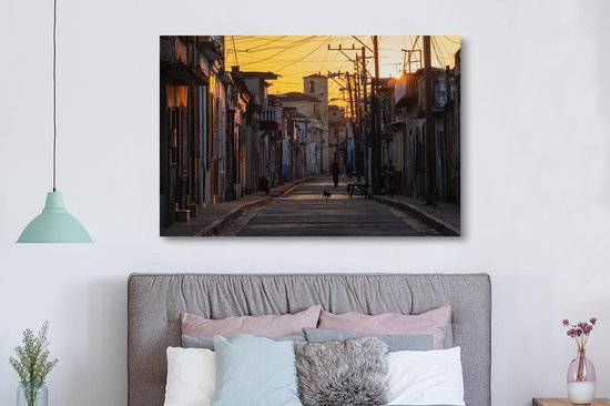 Lever de soleil sur la rue de la ville de Camaguey à Cuba, Amérique du Nord Toile 180x120 cm - Tirage photo sur toile (Décoration murale salon / chambre) XXL / Groot format!