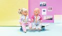 Twee BABY born poppen op een skateboard. Eén draagt een lichtblauw jasje met roze mouwen en een roze broek. De ander draagt een roze jasje en een lichtblauwe broek.