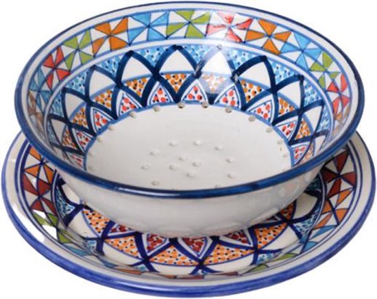Wit keramiek, 20cm, met handgeschilderde patronen in blauw, oranje en groen op de rand en onderkant.
