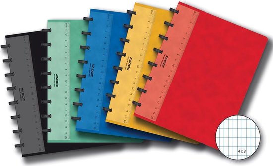 Vijf Adoc schriften in verschillende kleuren: rood, geel, blauw, groen en grijs. Met liniaal op de linkerzijde. Een cirkel toont een ruitjespatroon.
