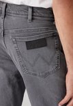Donkergrijze jeans met zwarte Wrangler-logopatch op de achterzak.