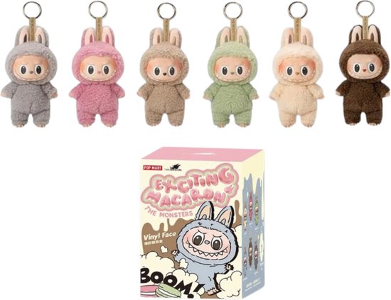 Vijf Labubu sleutelhangers in konijnenkostuum in verschillende kleuren en een blind box.