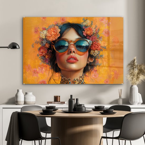 Art en verre d'une femme avec une couronne de fleurs et des lunettes de soleil, fond orange.
