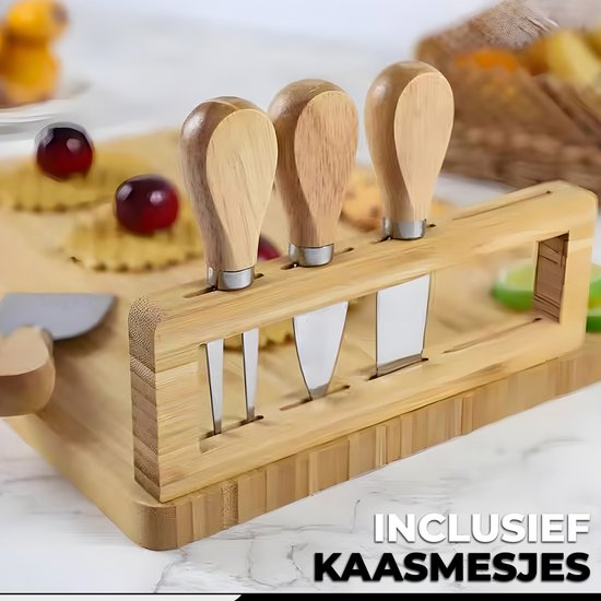 Close-up van houten borrelplank met bamboe mesjeshouder en vier kaasmesjes met houten handvat.