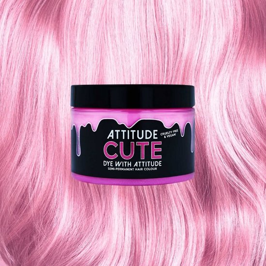 Potje roze haarverf 'ATTITUDE CUTE' omringd door roze haar.