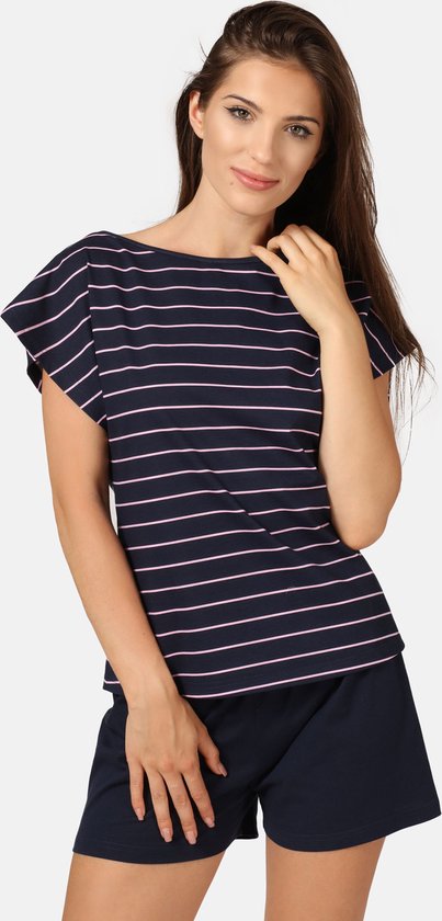 Donkerblauw shirt met roze strepen en korte mouwen, gedragen door een model.