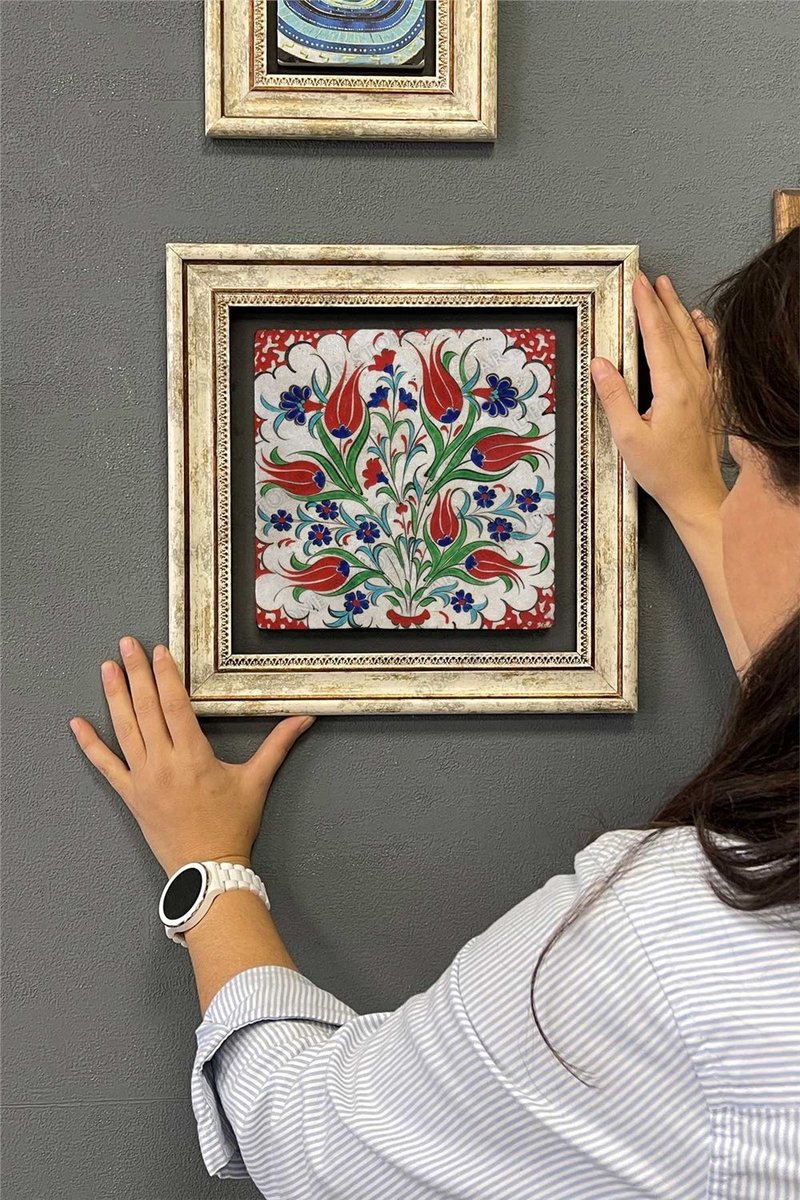 Schilderij - Natuursteen - Met Tulp motief – Rood - 30x30 cm - Muurdecoratie – Wanddecoratie - Ingelijst natuur stenenschilderij - Tegel kunst - Wanddecoratie - Muurdecoratie – Nieuwjaarscadeau - Kerstcadeau -Verjaardagscadeau