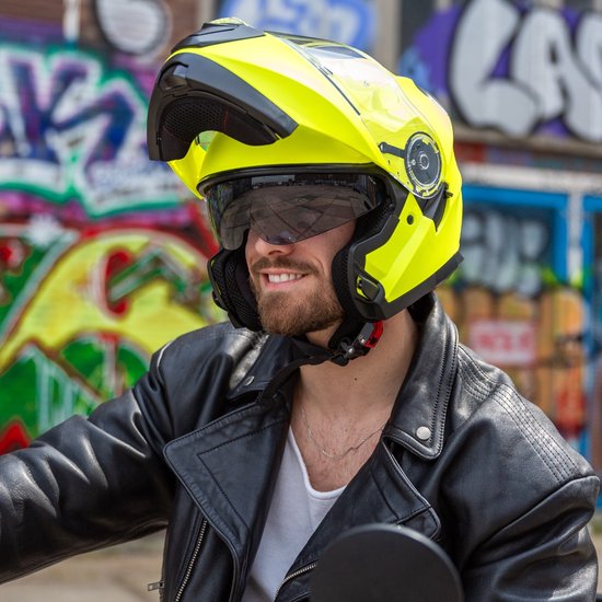 Man met een gele systeemhelm met zonnevizier, draagt een zwarte leren jas.
