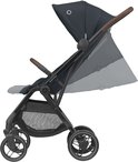 Donkerblauwe Maxi-Cosi kinderwagen met bruine handvatten, witte velgen en een verstelbare kap.