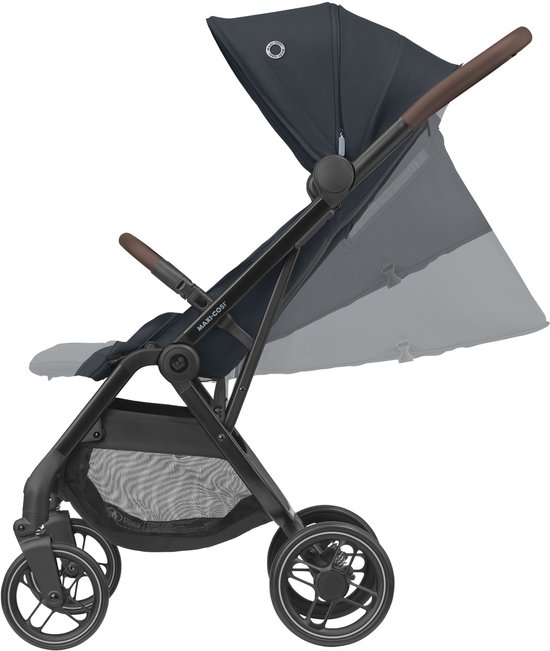 Donkerblauwe Maxi-Cosi kinderwagen met bruine handvatten, witte velgen en een verstelbare kap.