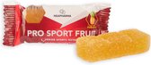 Rode en witte verpakking van Neapharma Pro Sport Fruit, met een los stuk ananas-smaak fruitgom ernaast.