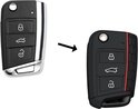 Vergelijking van een zilverkleurige autosleutel met de zwarte siliconen autosleutelcover met rode accenten.