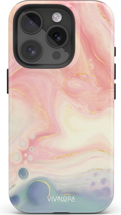 Coque de téléphone rose à motif marbre et accents dorés, avec découpe pour appareil photo.