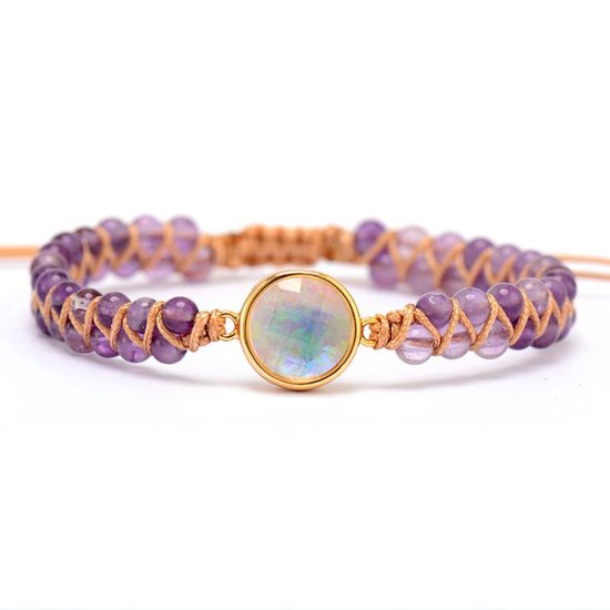 Gevlochten armband met paarse amethist kralen en een ronde, witte Marly Quartz steen, op een witte achtergrond.