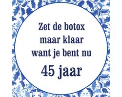 Tegeltje met spreuk: Zet de botox maar klaar want je bent nu 45 jaar | Keramisch tegeltje | Incl. ophanghaakje | Cadeau voor hem & haar | Hoge kwaliteit | 10,8 cm x 10,8 cm | Tegeltjes met spreuken en tekst | Tegeltjeswijsheid | Incl. 2 jaar garantie