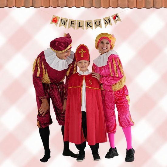 Kind in Sinterklaaskostuum tussen twee Pieten met een WELKOM-slinger op de achtergrond.