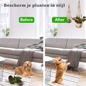 Links: een hond met omgevallen planten. Rechts: een hond kijkt omhoog naar planten in macramé hangers aan het plafond. Tekst 'Bescherm je planten in stijl'.