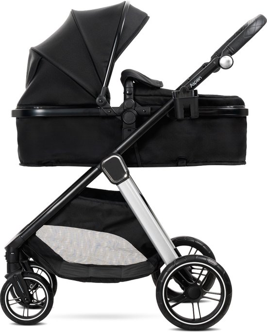 Zwarte kinderwagen met reiswieg en zilverkleurig frame.