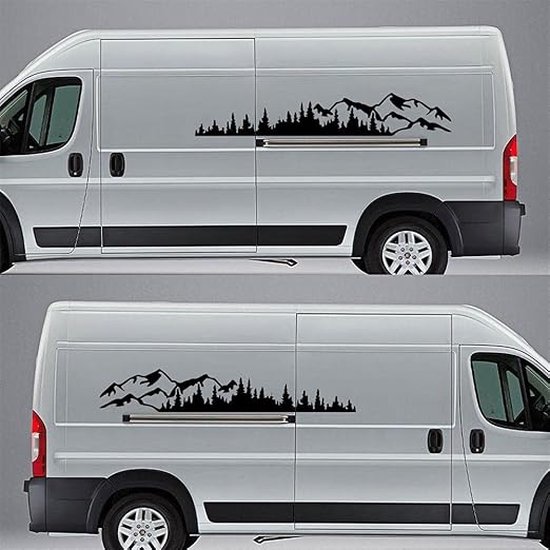 Zwarte bergketting en bos op een witte bestelwagen.