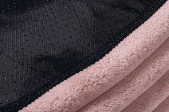 Detail van roze, zachte stof met horizontale ribbels en rits.