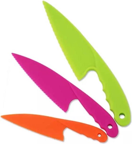 Drie kindvriendelijke messen in de kleuren groen, roze en oranje, op een witte achtergrond.